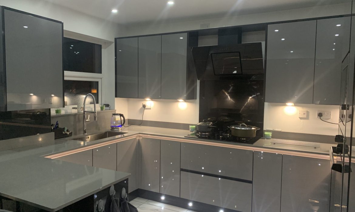 Glossy graphite kitchen